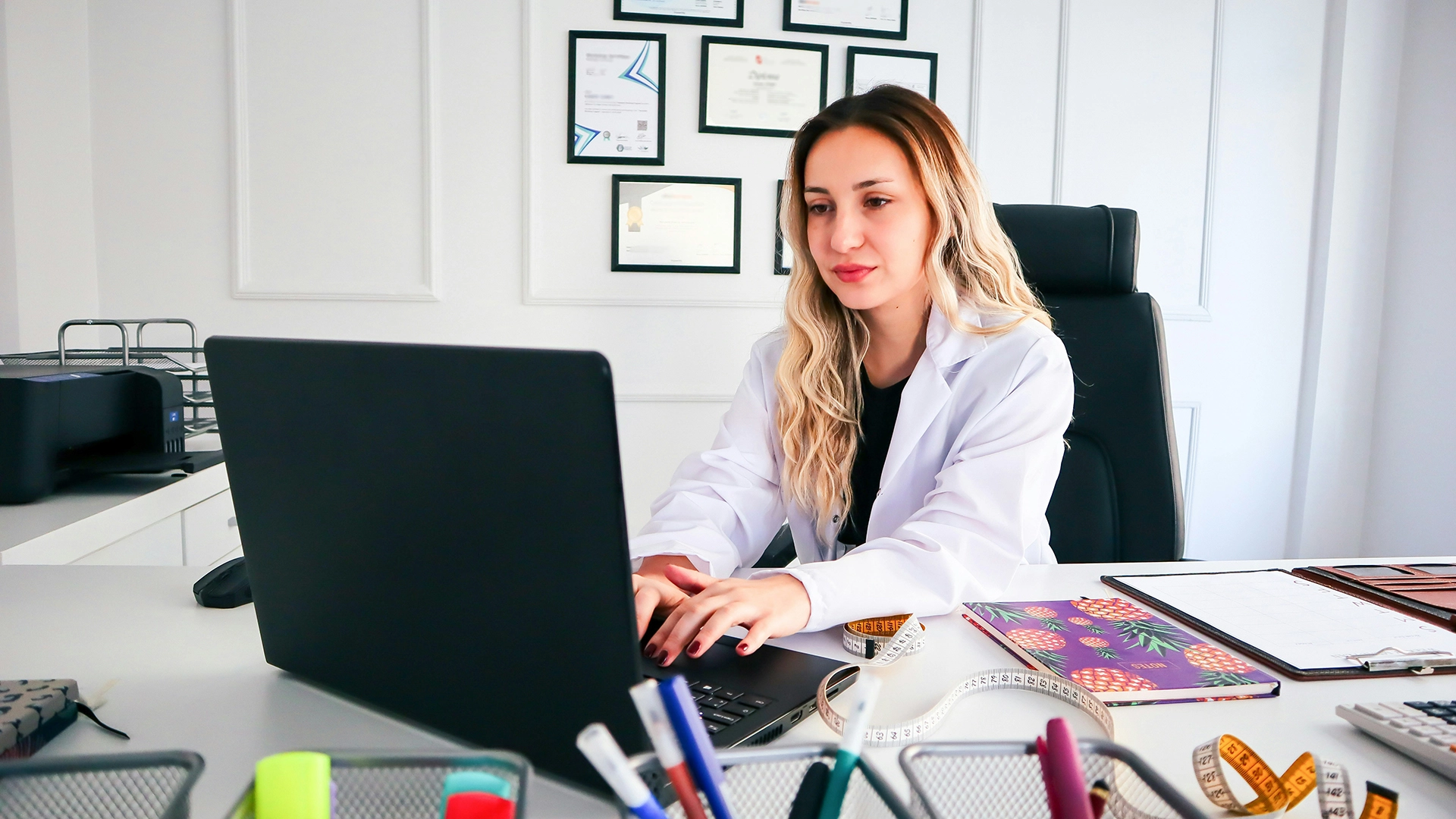 Araştırmacılar, AI Modellerinin Medikal Tavsiyelerde Irksal ve Sosyoekonomik &Ouml;nyargıları Ortaya Koyduğunu A&ccedil;ıkladı